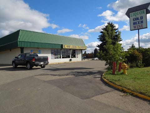 Facade/entrance, On-site shops, Alcoholic drinks