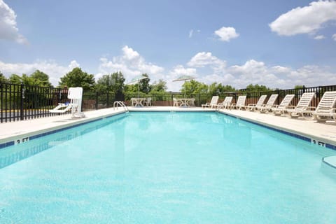 Days Inn by Wyndham Columbus-North Fort Moore Motel in Columbus