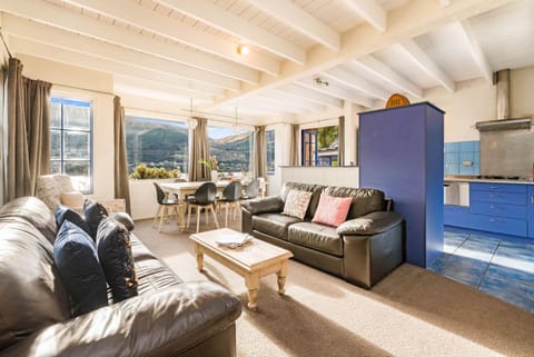 Sunny Lakeview Villa House in Queenstown
