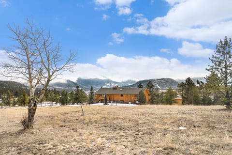 Snowline Vista Lodge House in Rocky Mountain National Park