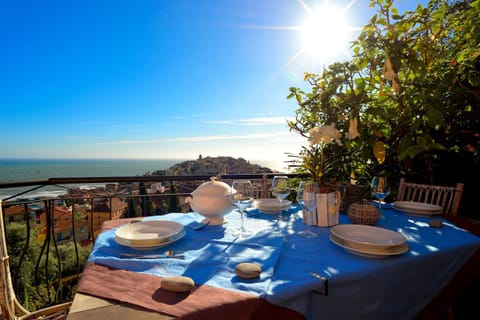 Facade/entrance, Garden, Balcony/Terrace, City view, Sea view