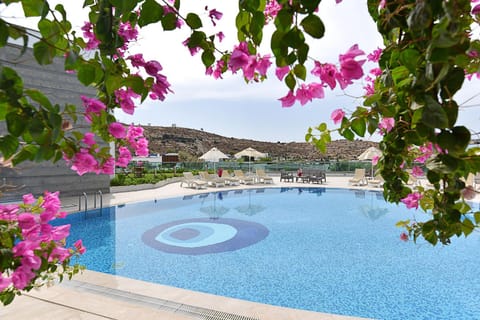 Mountain view, Pool view, Sea view