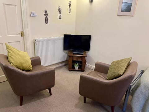 TV and multimedia, Living room, Seating area, Evening entertainment, Family, pet friendly