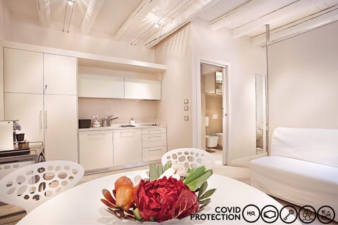 Kitchen or kitchenette, Dining area