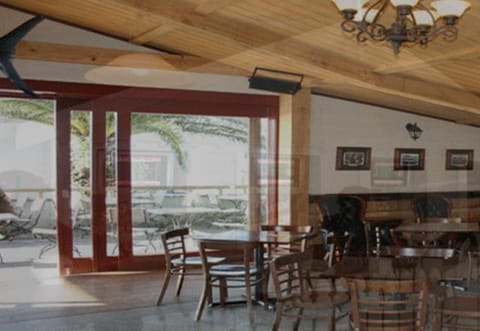 Restaurant/places to eat, Lounge or bar