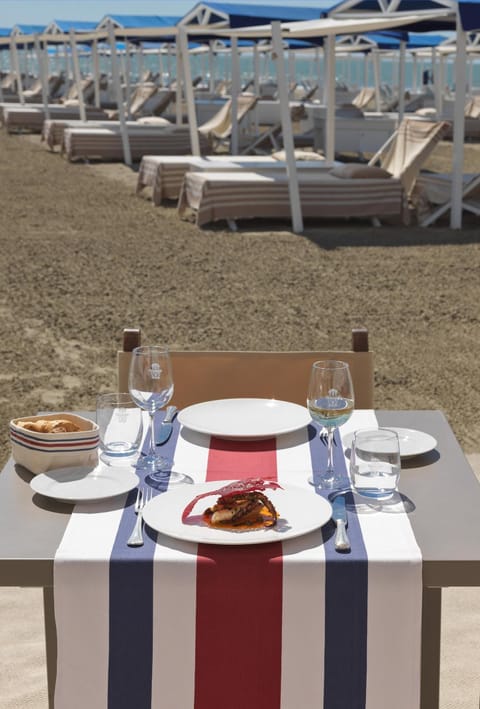 Restaurant/places to eat, Beach