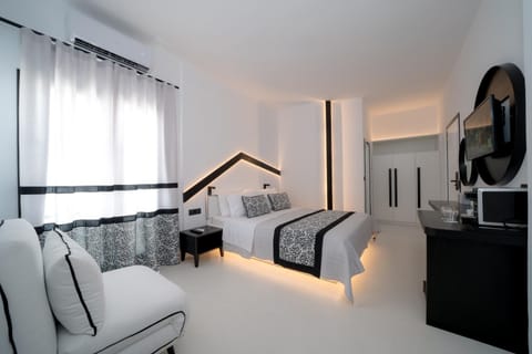 Bed, TV and multimedia, Balcony/Terrace, Balcony/Terrace, Living room, Decorative detail, Seating area, Bedroom