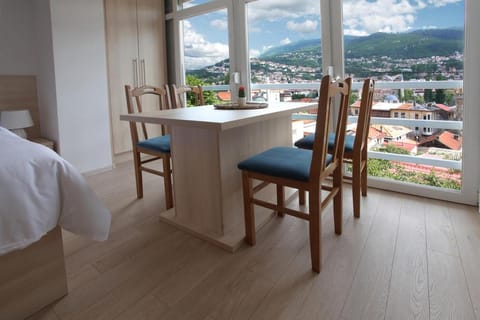 Dining area, City view, Landmark view, Mountain view