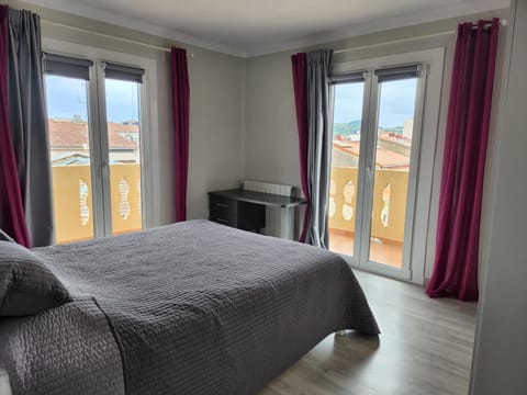 Bed, Photo of the whole room, Decorative detail, Bedroom