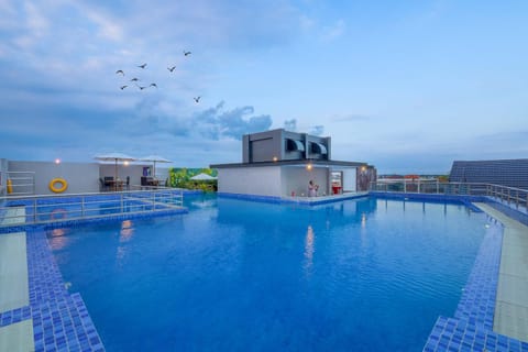 Pool view, Swimming pool, sunbed