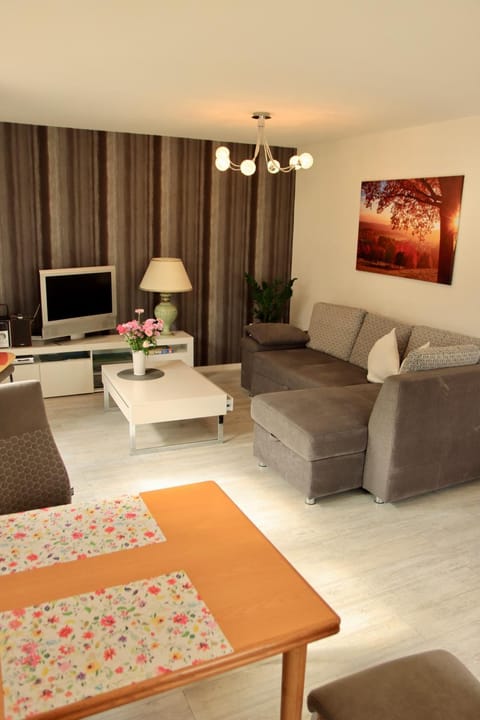 Communal lounge/ TV room, TV and multimedia, Living room, Seating area, Evening entertainment