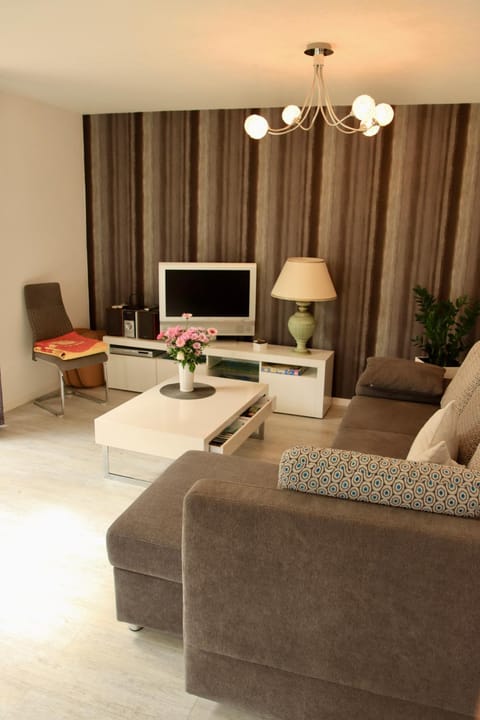 Communal lounge/ TV room, TV and multimedia, Living room, Seating area, Evening entertainment