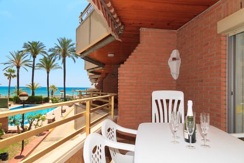 Balcony/Terrace, Dining area, Pool view, Sea view