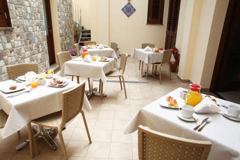 Patio, Communal lounge/ TV room, Buffet breakfast, Italian breakfast