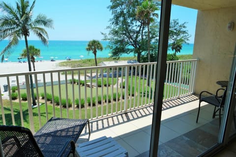 Beach and sunset view from your balcony Apartamento in Longboat Key