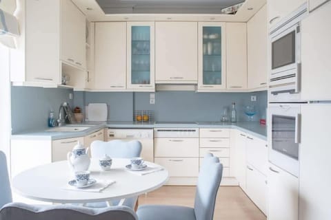 Luxurious apt in the Athenian Riviera Apartment in Alimos