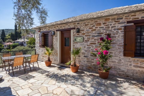 View (from property/room), Balcony/Terrace, Mountain view, Pool view, Sea view, Inner courtyard view