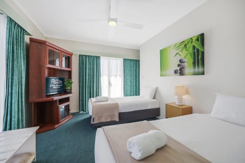 Bed, TV and multimedia, Photo of the whole room, Bedroom, towels