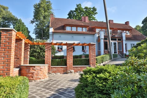 Ašmonienės svečių namai "Senoji mokyklėlė" Pousada com café da manhã (B&B) in Kaliningrad Oblast, Russia