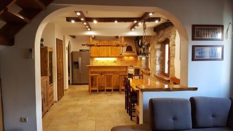 Kitchen or kitchenette, Photo of the whole room, Decorative detail, Dining area