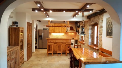 Kitchen or kitchenette, Photo of the whole room, Decorative detail, Dining area