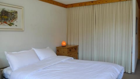 Bed, Living room, Bedroom