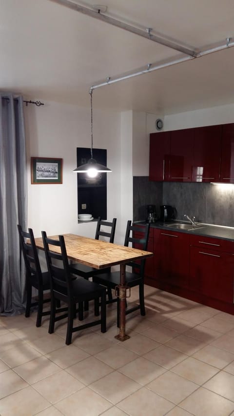 Kitchen or kitchenette, Dining area