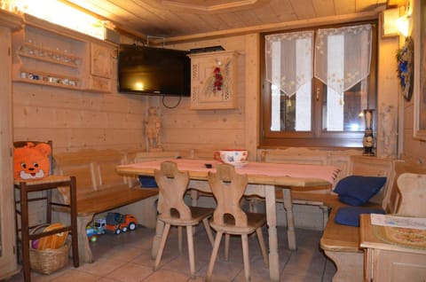 Restaurant/places to eat, TV and multimedia