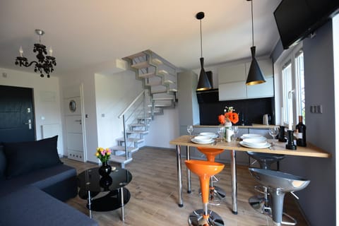 Kitchen or kitchenette, Living room, Seating area, Dining area