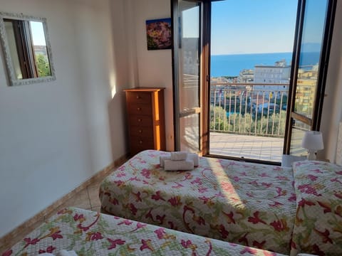 Bed, Balcony/Terrace, Photo of the whole room, Bedroom, City view, Sea view, Quiet street view, towels