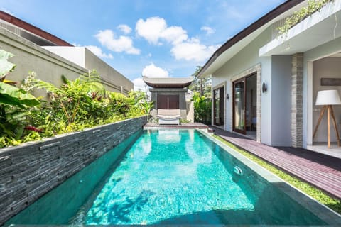 Property building, Day, Pool view, Swimming pool, Swimming pool