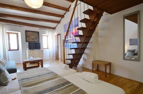 Bed, TV and multimedia, Living room, Photo of the whole room, Seating area, Bedroom