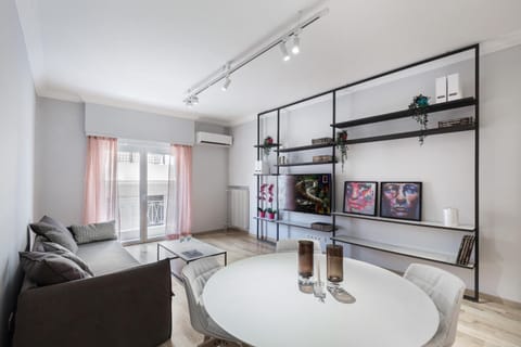 TV and multimedia, Seating area, Dining area