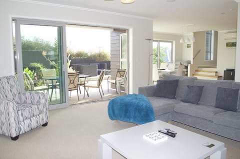 Magic On Molesworth Wow Factor Prime Location Casa in New Plymouth