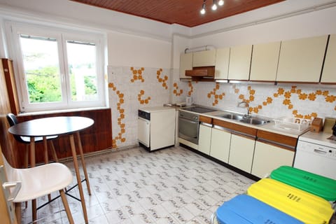 Kitchen or kitchenette, Seating area