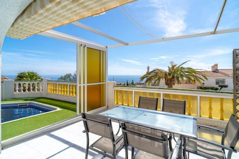 Dining area, Sea view, Swimming pool