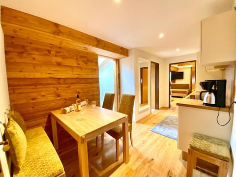 Kitchen or kitchenette, Photo of the whole room, Dining area