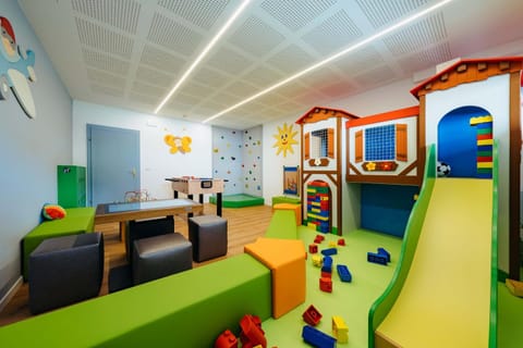 Communal lounge/ TV room, children, young children, older children