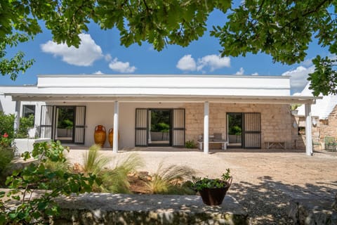 Property building, Facade/entrance, Garden, Garden view