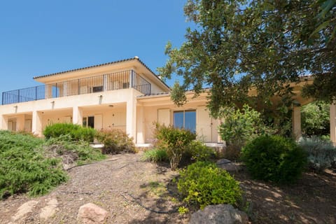 Villa bord de mer avec piscine chauffée Villa in Corsica