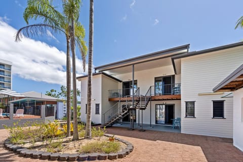 Property building, Day, Swimming pool