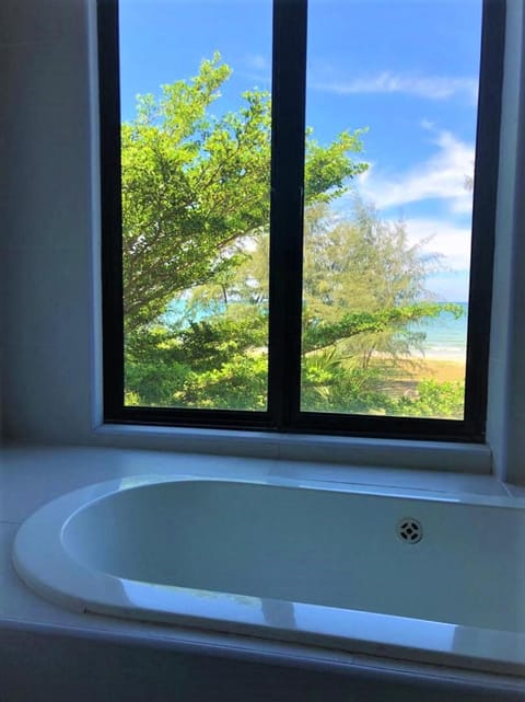 Bathroom, Sea view