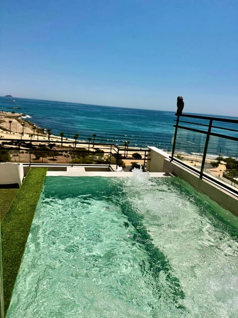 Day, Natural landscape, Hot Tub, View (from property/room), Balcony/Terrace, Pool view, Sea view, Swimming pool, sunbed