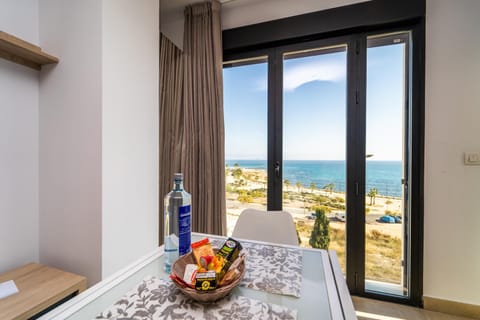 Food and drinks, Dining area, Sea view