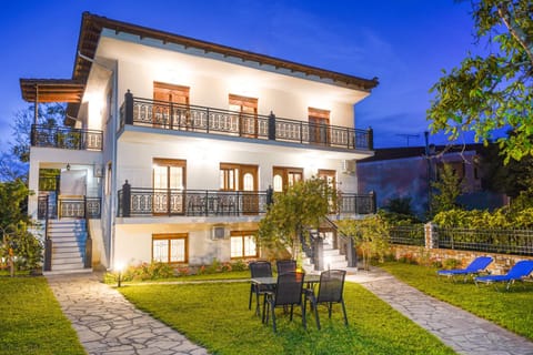 BBQ facilities, Balcony/Terrace, Garden view