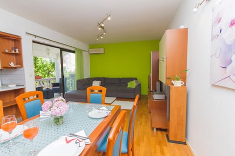 TV and multimedia, Living room, Seating area, Dining area