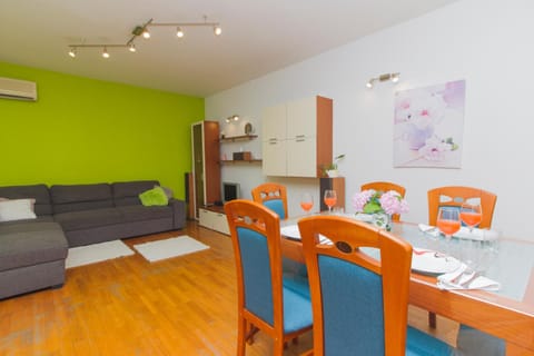 Living room, Dining area, air conditioner