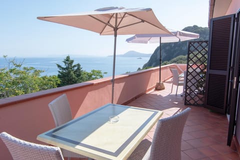 Patio, View (from property/room), Balcony/Terrace, Dining area, Sea view