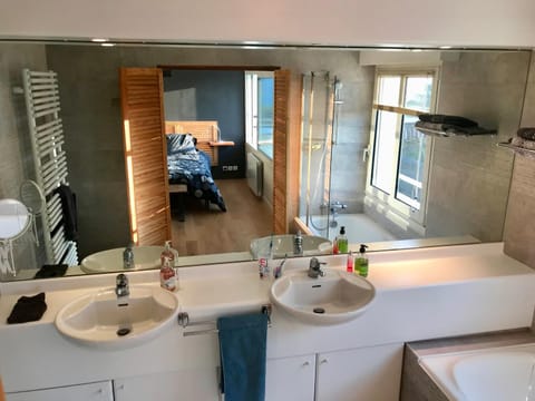 Bathroom, Sea view