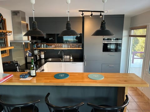 Lounge or bar, kitchen